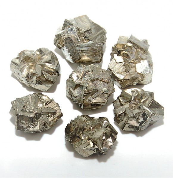 Pyrit-Kristalle-goldfarben